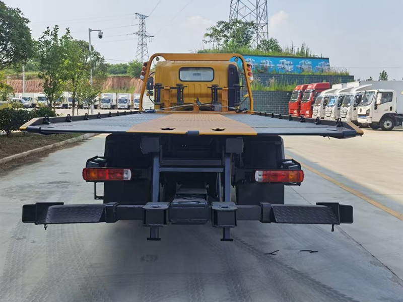 解放4米7轴距清障车