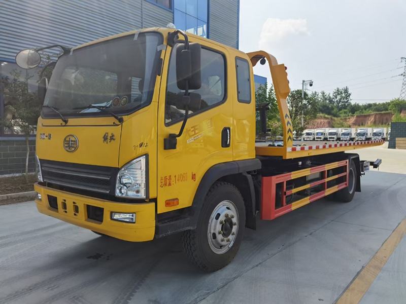 解放4米7轴距清障车