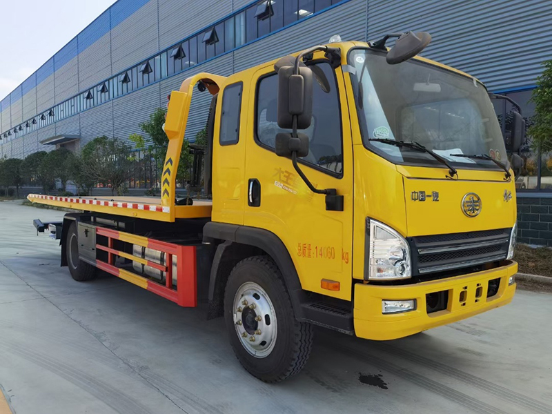 解放4米7轴距清障车