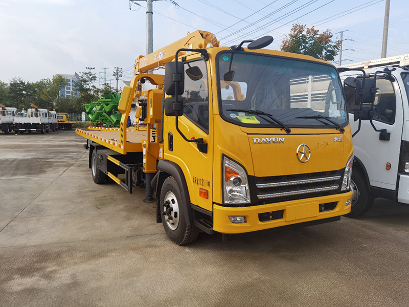 国六4400轴距大运带吊清障车